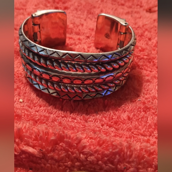 Brighton Silvertone heart design pattern size 7 Cuff Bracelet. - Picture 3 of 7